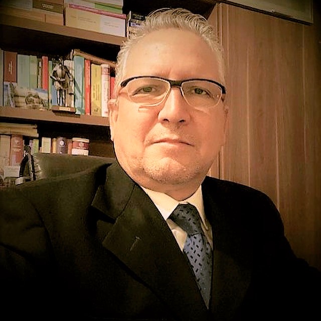 Retrato profesional del abogado Francisco Vivas